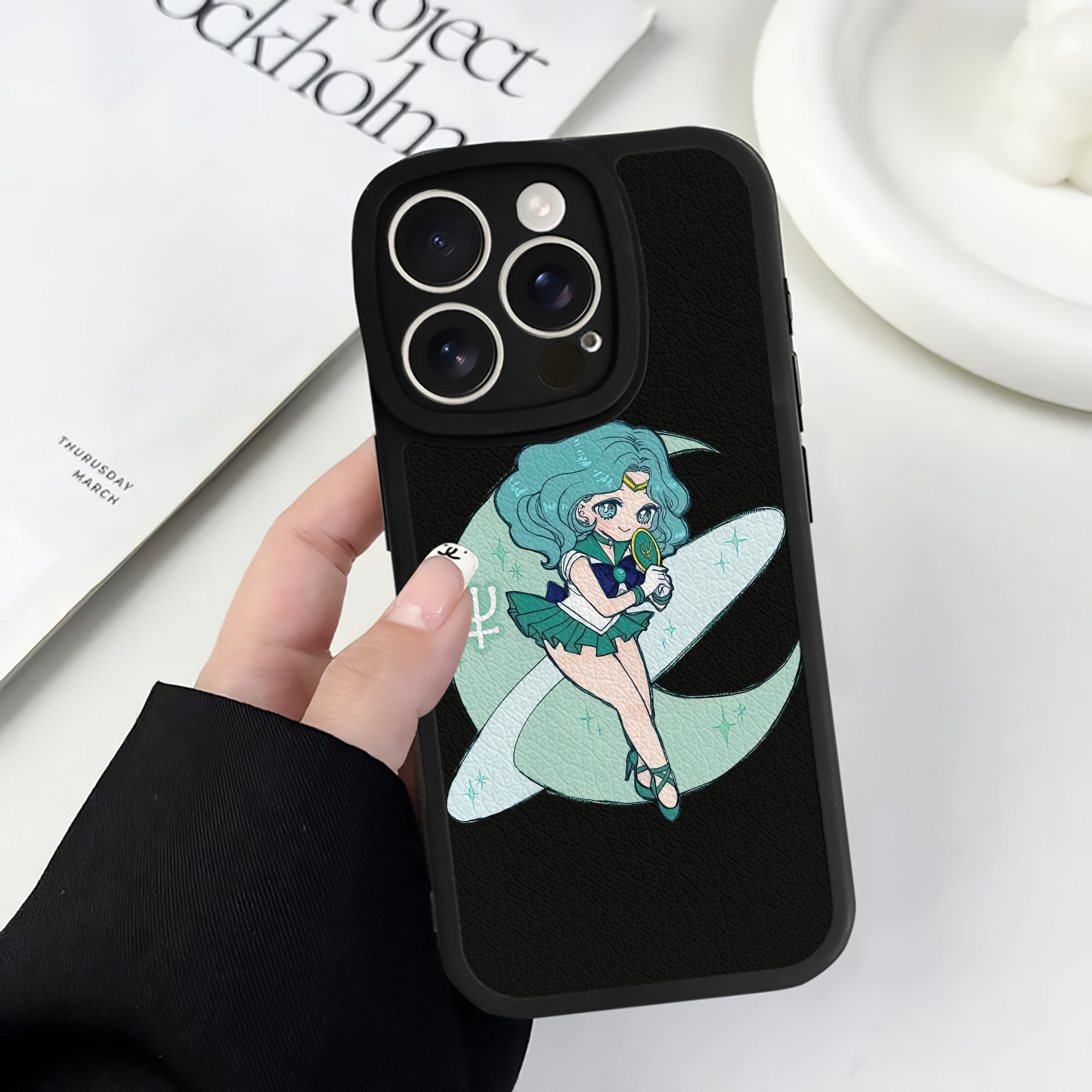 （画像用） 美少女戦士セーラームーン 海王 みちる（かいおう みちる） Sailor Moon Kaiou Michiru 【iPhone 16シリーズ対応】シリコンスマホケース（レザー調） 材質：シリコン